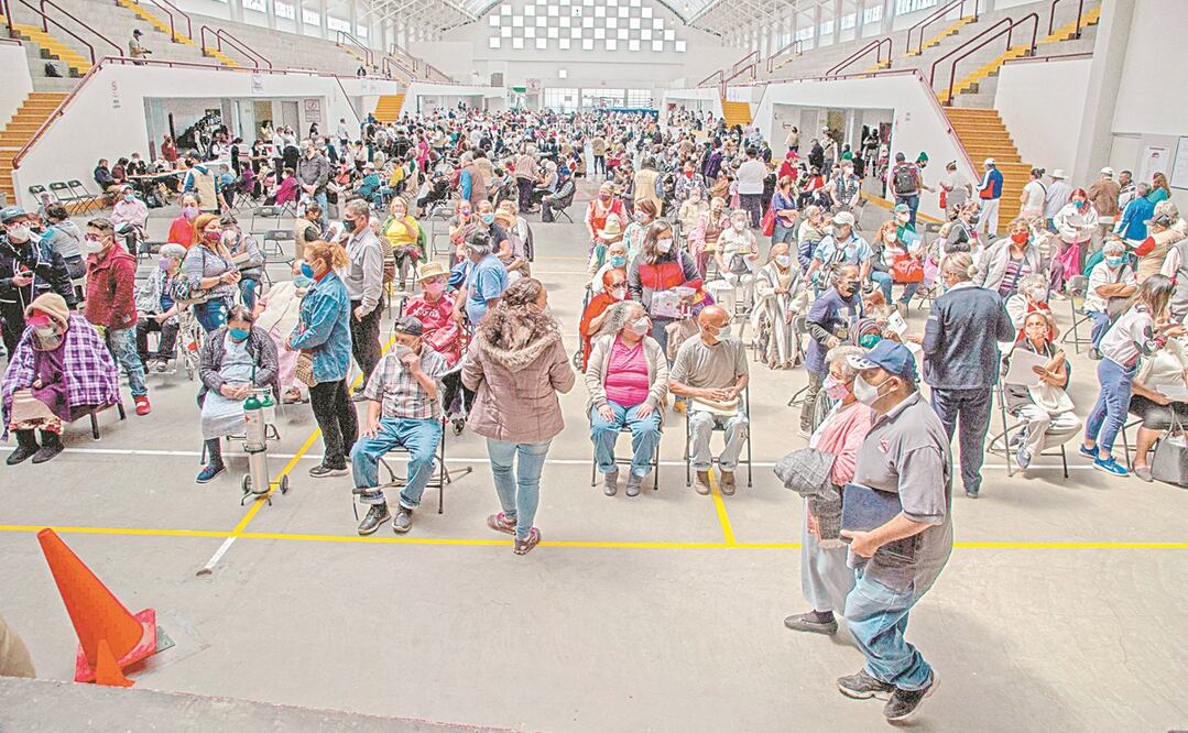 Una brasileña es vacunada contra el coro nav irus con una dosis de Sinovac, en Río de Janeiro, el pasado 16 de febrero. Foto: BRUNA PRADO. AP