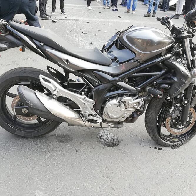 Accidente. Los presuntos asaltantes, en su intento de fuga, chocaron la moto en la que viajaban contra una camioneta.