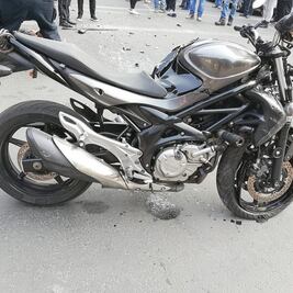 Colombianos roban a mujer y chocan contra camioneta