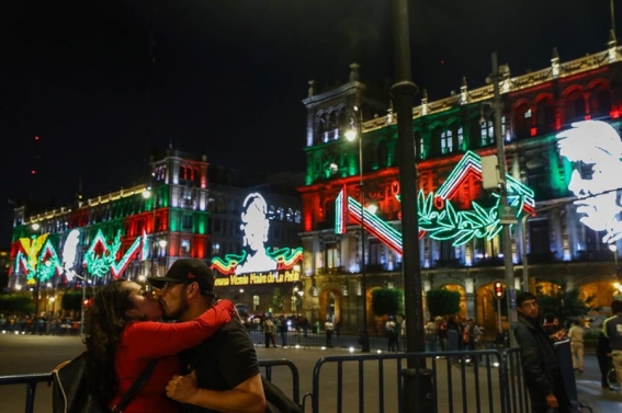 Sheinbaum y Gutiérrez Müller encienden alumbrado patrio en el Zócalo