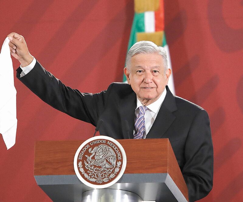 El presidente Andrés Manuel López Obrador mostró un pañuelo blanco en la mañanera para señalar que hay “bandera blanca en corrupción”. Foto/IVÁN STEPHENS. EL UNIVERSAL