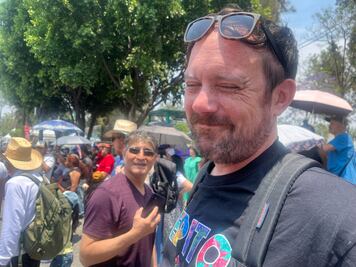 Mexicanos y extranjeros, presentes en el Viacrucis en Iztapalapa; “Me sorprende la gente y su cultura”, señala estadounidense