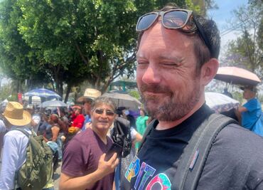 Mexicanos y extranjeros, presentes en el Viacrucis en Iztapalapa; “Me sorprende la gente y su cultura”, señala estadounidense