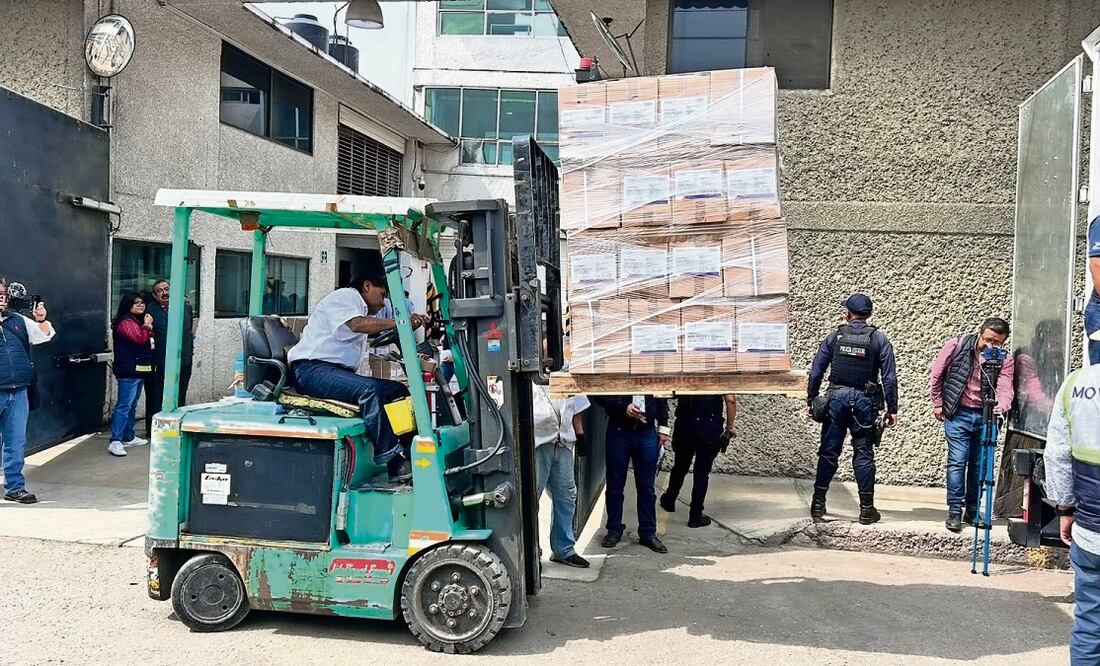 El material electoral salió de la colonia Xalostoc hacia las juntas distritales, custodiado por elementos de Seguridad estatal. Foto Especial