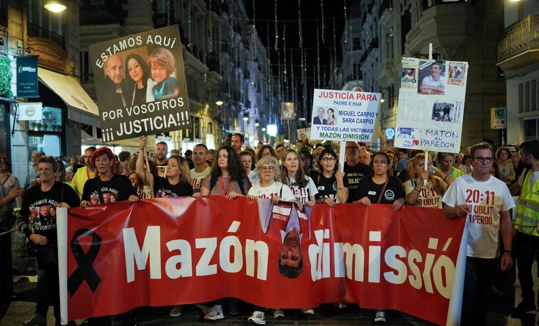 Los manifestantes sostienen pancartas durante una marcha de protesta para conmemorar el primer aniversario de las inundaciones mortales del año pasado y exigir responsabilidades en Valencia el 25 de octubre de 2025. Foto: AFP