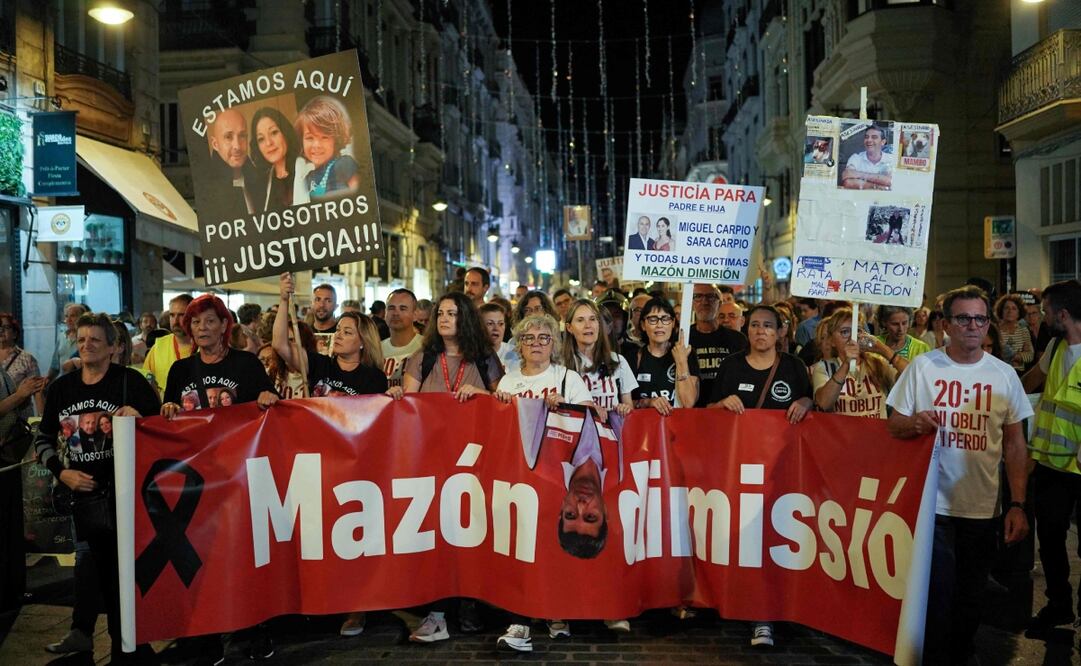 Los manifestantes sostienen pancartas durante una marcha de protesta para conmemorar el primer aniversario de las inundaciones mortales del año pasado y exigir responsabilidades en Valencia el 25 de octubre de 2025. Foto: AFP
