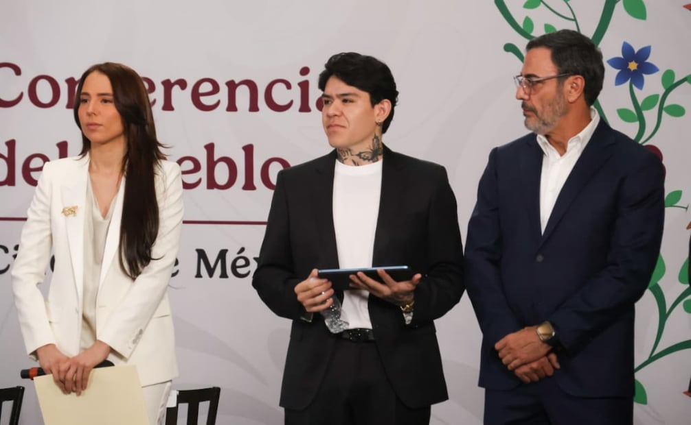 Majo Aguilar, Junior H y Miguel Ángel Trujillo, presidente del Consejo Mexicano de la Música, en la conferencia matutina de la presidenta Claudia Sheinbaum Pardo. Foto: Karla Guerrero/EL UNIVERSAL