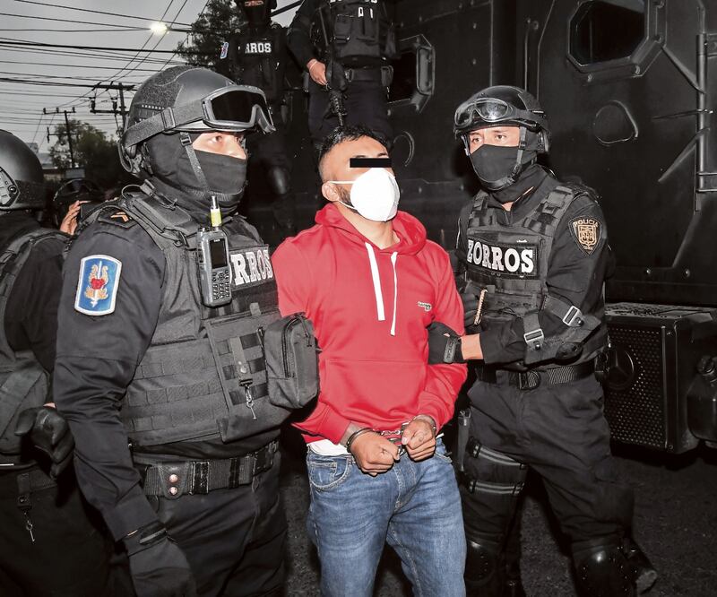 Al momento de su detención, Miguel Ángel “N” El Tinoco portaba una pistola calibre .40, marihuana y una botella de cognac. FOTOS: ARCHIVO EL UNIVERSAL