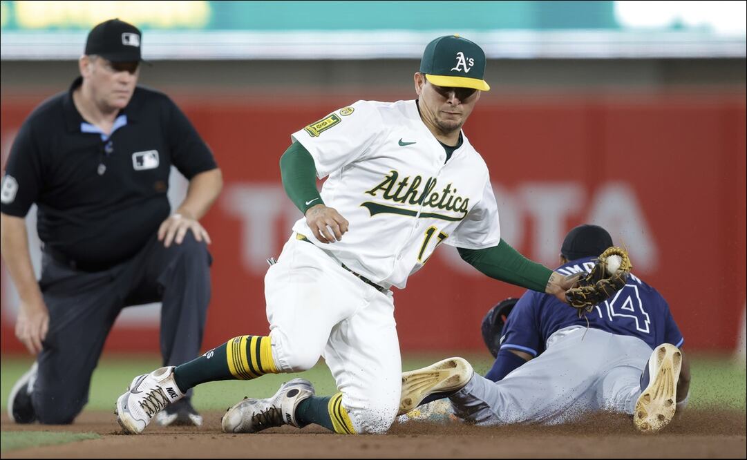El mexicano Luis Urías trata de poner out a Chandler Cimpson, de los Rays de Tampa Bay, durante su etapa como pelotero de los Atléticos: AP