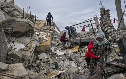 FOTOS: Entre ruinas, palestinos rechazan que Trump tome el control de Gaza