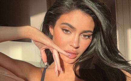 Kylie Jenner impacta luciendo un vestido con cabeza de león 3D