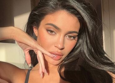 Kylie Jenner impacta luciendo un vestido con cabeza de león 3D