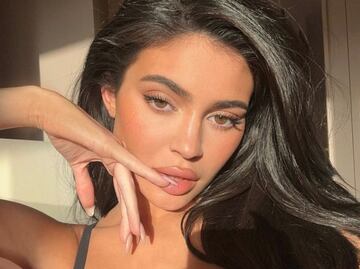 Kylie Jenner impacta luciendo un vestido con cabeza de león 3D