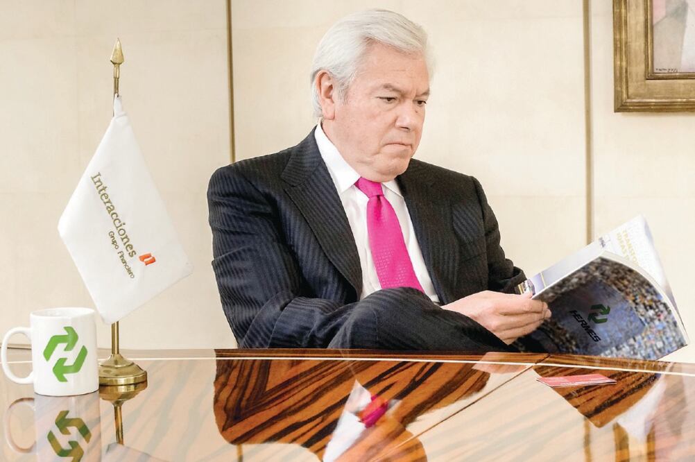 Carlos Hank Rhon dijo que ante la fusión con Banorte, la marca Interacciones desaparece. En el grupo financiero se prevé un ajuste mínimo de personal. (ARCHIVO EL UNIVERSAL)