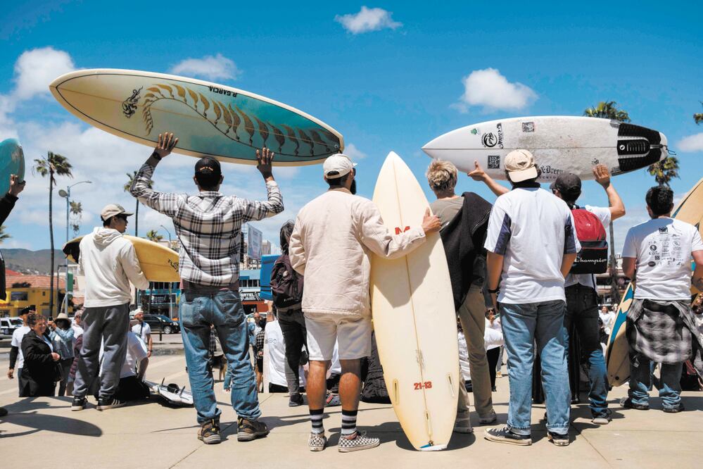 Surfistas siguen reuniéndose en Ensenada, donde fallecieron tres extranjeros recientemente a manos de la delincuencia. Foto Especial