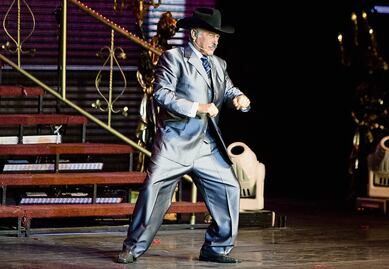 Andrés García no se puede mover; sólo lo apoya un hijo