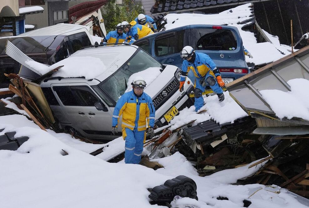 Policías se alistan para realizar una operación de búsqueda en Suzu, en la prefectura de Ishikawa, en Japón, tras el terremoto del 1 de enero. Este martes, un nuevo sismo sacudió la zona. FOTO: AP