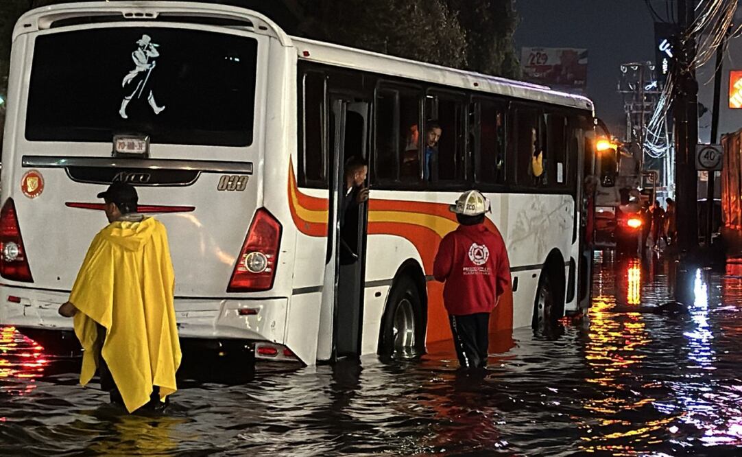 Camión pasando por inundaciones. Foto: Especial
