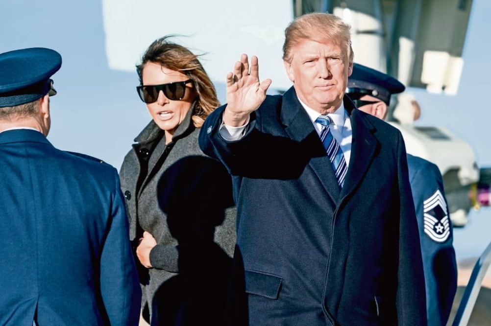 El presidente Donald Trump y su esposa Melania, a su llegada, ayer, a la Base de la Fuerza Aérea Andrews, en Maryland. Foto: ANDREW HARNIK. AP