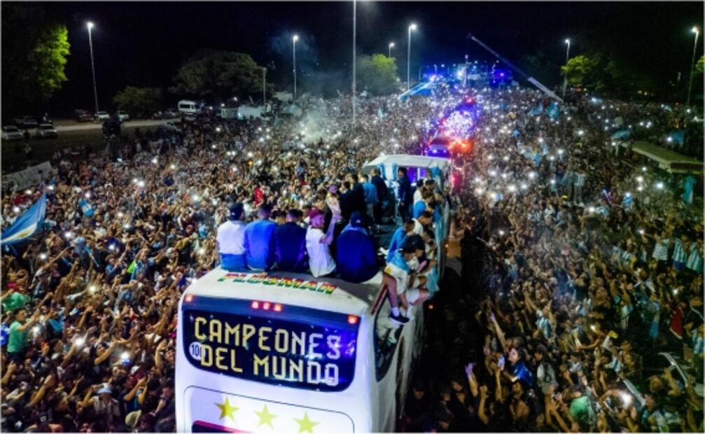 ¡Con Messi a la cabeza! Así se vivió la llegada de los campeones del mundo a Argentina