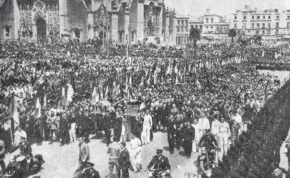 Llegada de los restos de Francisco González Bocanegra y Jaime Nunó al Zócalo Capitalino, 1942. Fue tan importante este homenaje que, en pleno “estado de guerra”, se dio el día libre a autoridades militares y voluntarios de la Defensa Civil para que acudieran al tributo. Foto: Hemeroteca EL UNIVERSAL.