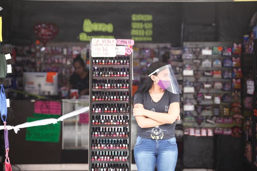 Bajo estrictas medidas sanitarias, reabrieron entre el 25 y 50 por ciento de los establecimientos comerciales, restaurantes, hoteles, e industrias al decretarse el Semáforo Naranja en Yucatán. Fotos: Yazmín Rodríguez Galaz 