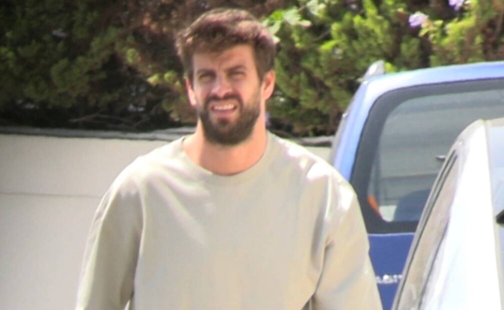 A Piqué ya no lo dejan entrar a la casa de Shakira, el futbolista espera a sus hijos afuera