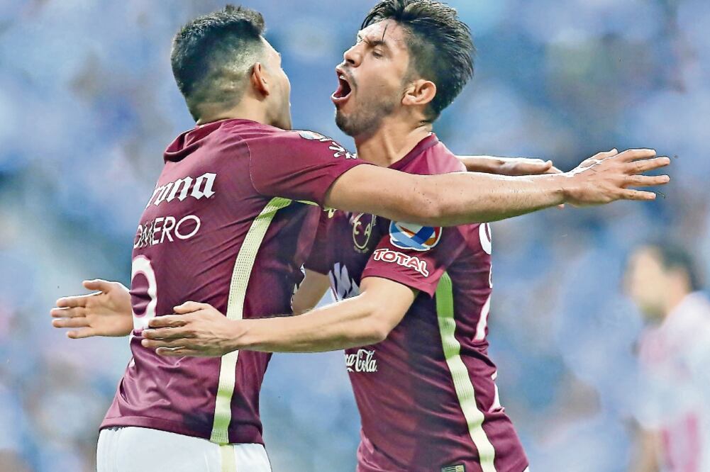 Silvio Romero aprovechó un pase filtrado para anotar en posición adelantada; lo felicitó Oribe Peralta (derecha) (JOSÉ MACÍAS. IMAGO7)