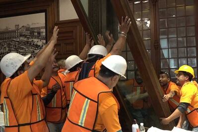 Así retiran puertas blindadas del Gobierno de la CDMX