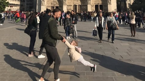 Encuentran a protagonistas de foto tomada antes del incendio en Notre Dame