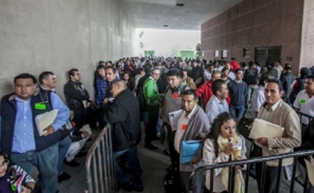 Alcaldes, representantes de municipios y de organizaciones civiles hicieron largas filas a la entrada de la Comisión de Presupuesto de la Cámara de Diputados para demandar mayor asignación de recursos el próximo año para obras (YADÍN XOLALPA.EL UNIVERSAL)