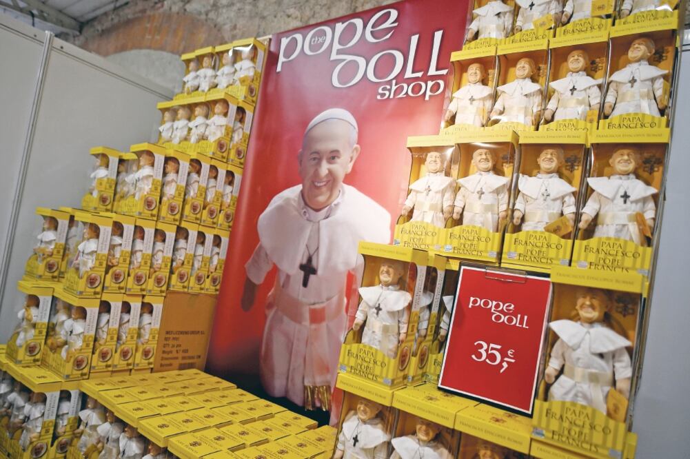 Muñecos del papa Francisco se venden en Dublín, en el marco del Encuentro Mundial de Familias, que se celebra desde ayer en Irlanda. (CLODAGH KILCOYNE. REUTERS) 