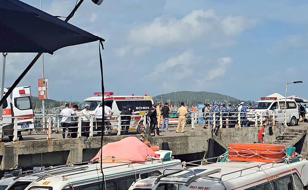 La embarcación se habría enfrentado, a primeras horas de la tarde, a un oleaje y vientos inusuales cuando se encontraba a unos 400 metros de May Rut Ngoai, una pequeña isla al sur de Phu Quoc. Foto: AFP