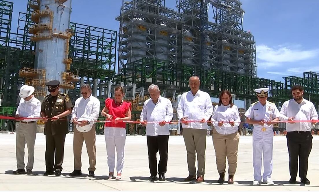 El presidente Andrés Manuel López Obrador cortó el listón inaugural de la primera etapa de la nueva refinería de Dos Bocas en Paraíso, Tabasco. Foto: especial