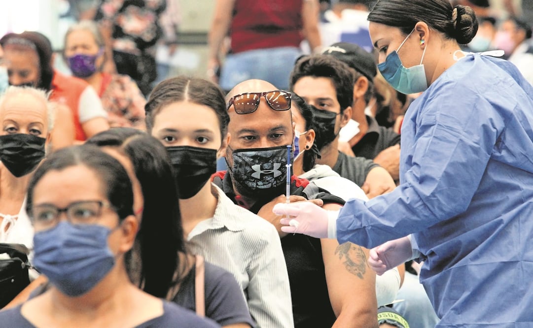 En la Ciudad de México sigue hoy la aplicación de vacunas contra Covid en varias sedes. Foto: ULISES RUIZ/ AFP
