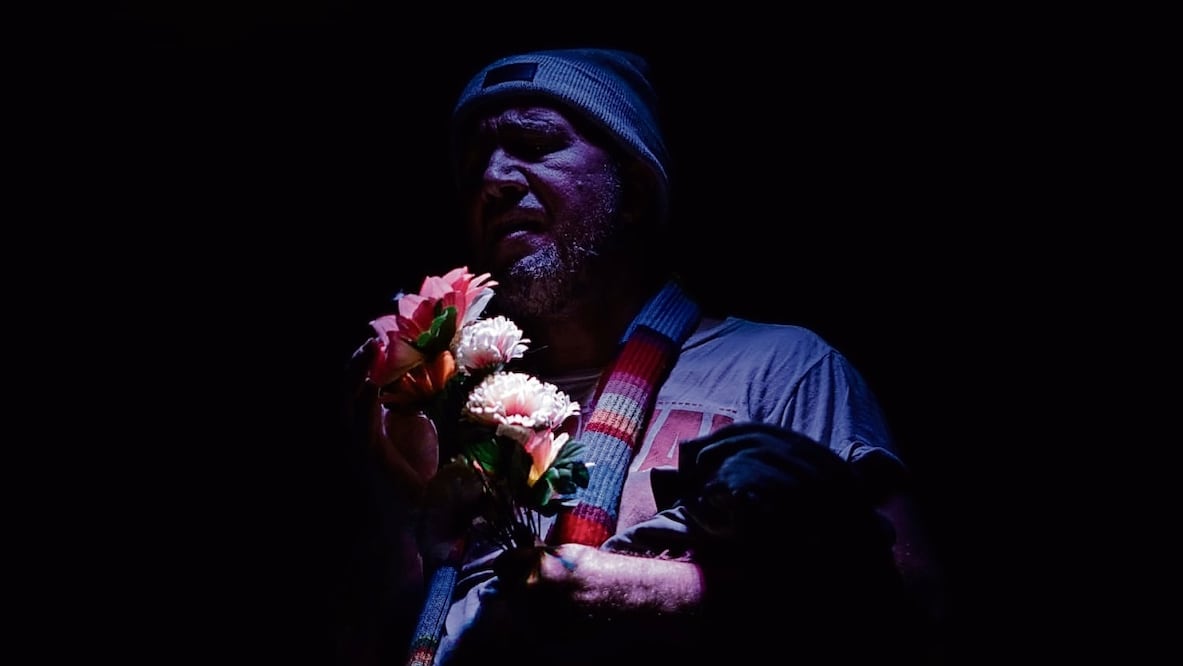 Castuera-Micher es el director, autor e intérprete de esta obra que tendrá hoy la última función de su temporada en Un Teatro. Foto: En algún lugar del arcoíris
