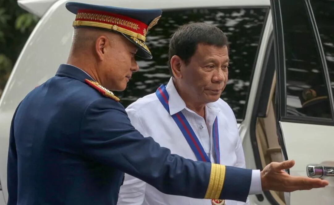 El expresidente filipino Rodrigo Duterte (d) con el, entonces, jefe de la Policía, Oscar Albayalde (i), en una imagen de archivo. Foto: EFE/Archivo