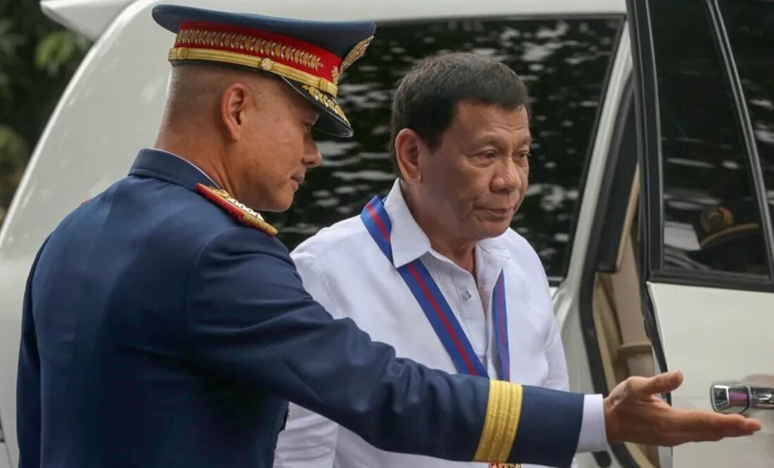 El expresidente filipino Rodrigo Duterte (d) con el, entonces, jefe de la Policía, Oscar Albayalde (i), en una imagen de archivo. Foto: EFE/Archivo