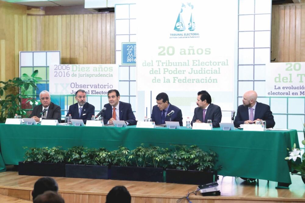 El consejero presidente del INE, Lorenzo Córdova Vianello (centro), encabezó el foro 20 años del TEPJF: La evolución de la justicia electoral en México y el mundo (ESPECIAL)