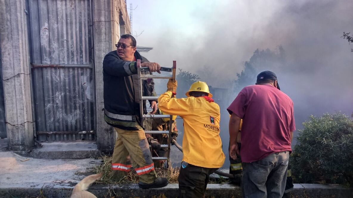 Evacuan a 200 habitantes por incendios forestales en Morelos