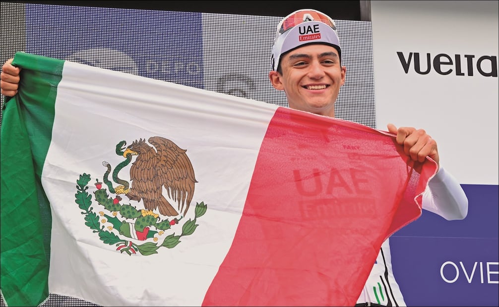 Isaac del Toro con la bandera de México - Foto: EFE