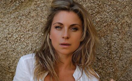 Ludwika Paleta en vestido camisero, el mejor para salir de viaje