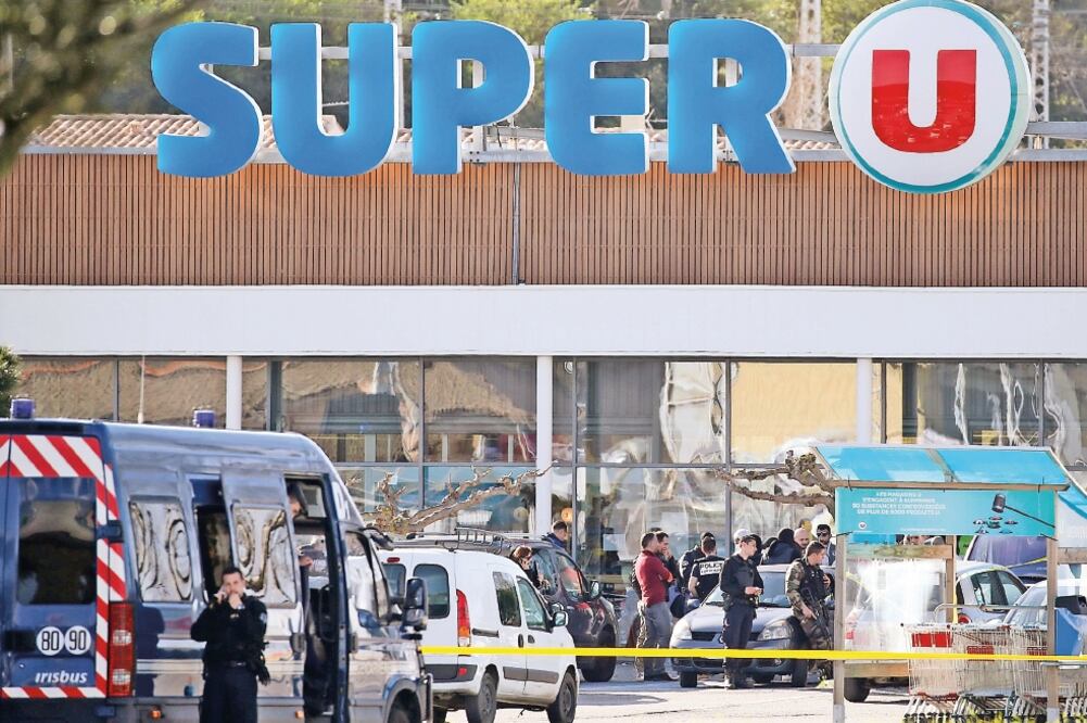 Pánico. El atacante entró al supermercado Super-U, en Trebes, donde mató a dos personas y tomó rehenes (REGIS DUVIGNAU. REUTERS)