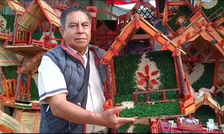 La familia de Atlautla pionera de la elaboración de casitas de madera y pesebres para nacimientos