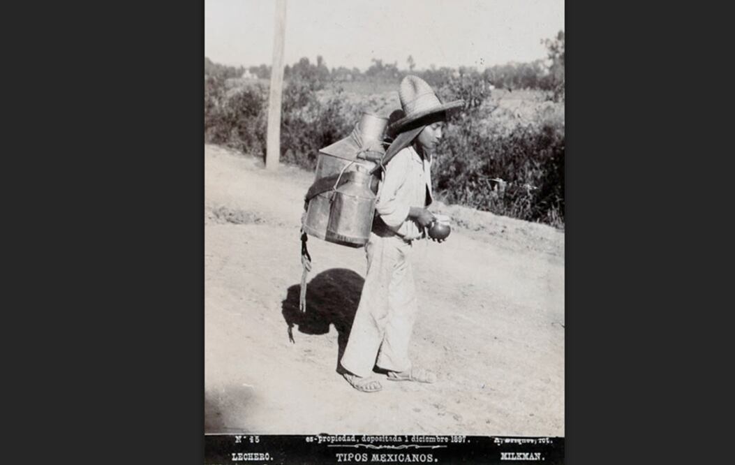 “Lechero” indica el pie de foto de esta imagen en la que aparece un joven repartidor del preciado liquido en un camino rural del Valle de México. Esta vista forma parte de la popular serie de “Tipos Mexicanos” que captó Alfred Saint – Ange Briquet, a modo de registro de los distintos oficios y costumbres de la sociedad mexicana en 1897. Imagen cortesía: FotográficaMX