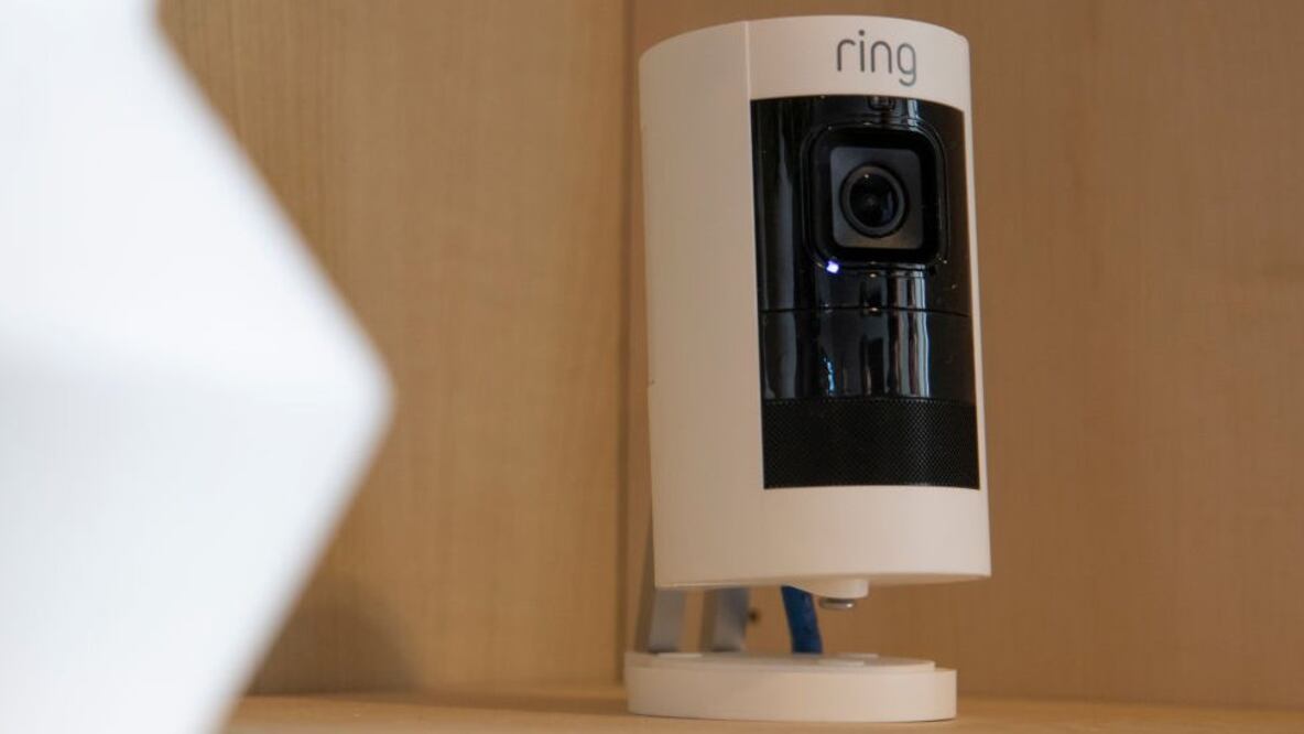 Una madre publicó un video que muestra cómo fue hackeada la cámara inteligente colocada en la habitación de su hija de 8 años