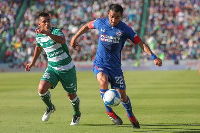 Cruz Azul salva el invicto ante Santos 