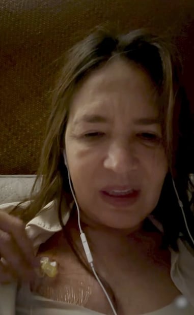 Yolanda Andrade muestra el catéter por el que le ponen los medicamentos que necesita.