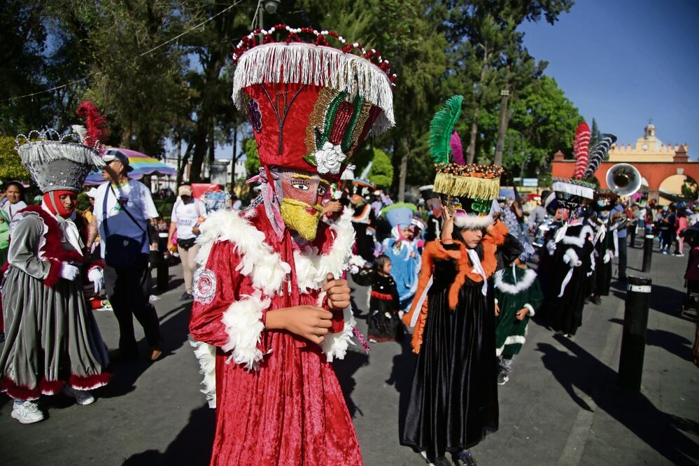 Los chinelos llenaron de color y música las calles de la alcaldía Xochimilco, en el primer día del carnaval. Carlos Mejía. El Universal