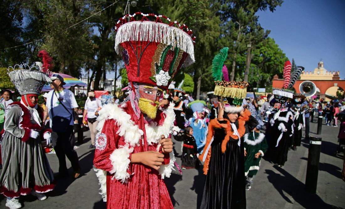 Los chinelos llenaron de color y música las calles de la alcaldía Xochimilco, en el primer día del carnaval. Carlos Mejía. El Universal